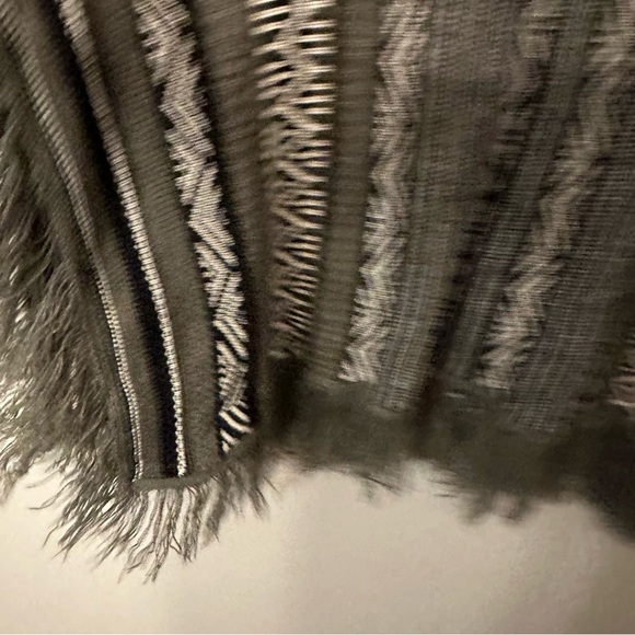 🔥 Guilty 2X Fringed Patterned Poncho with sleeves - Picture 4 of 6